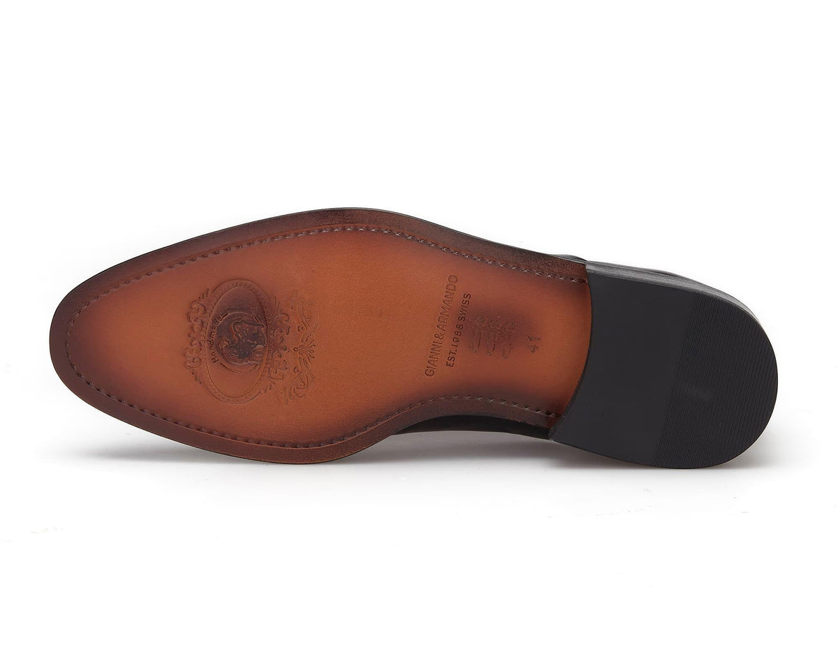 Business-Schuhe im Alltag: stilvolles Schwarz auf eleganter Arbeitsumgebung.