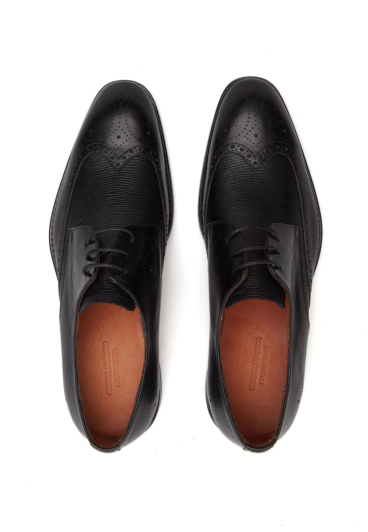Schuh auf einem stilvollen Lederschuhständer, betont die elegante Silhouette