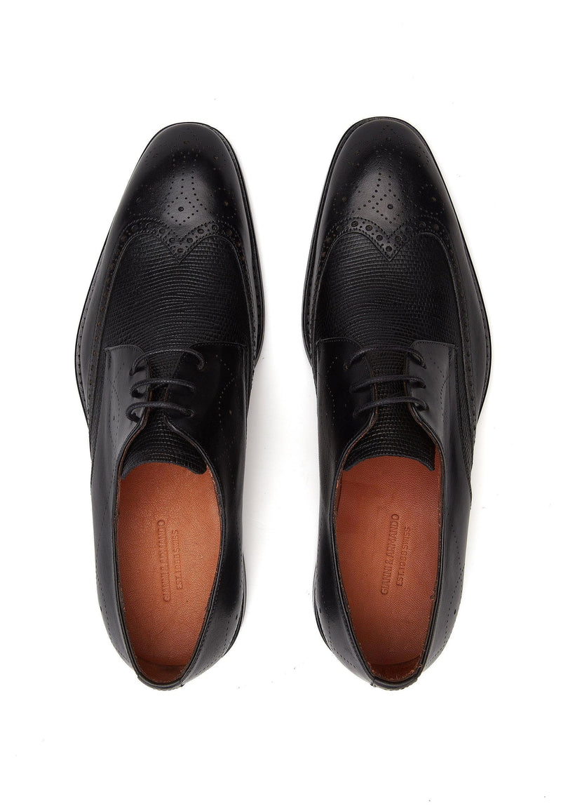 Schuh auf einem stilvollen Lederschuhständer, betont die elegante Silhouette