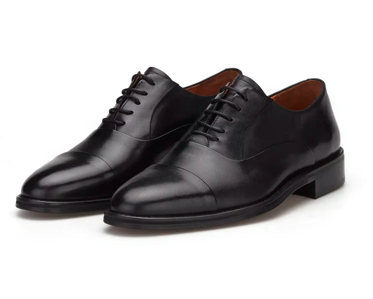 Seitliche Ansicht der eleganten schwarzen Business-Schuhe, detailreiches mattes Leder.