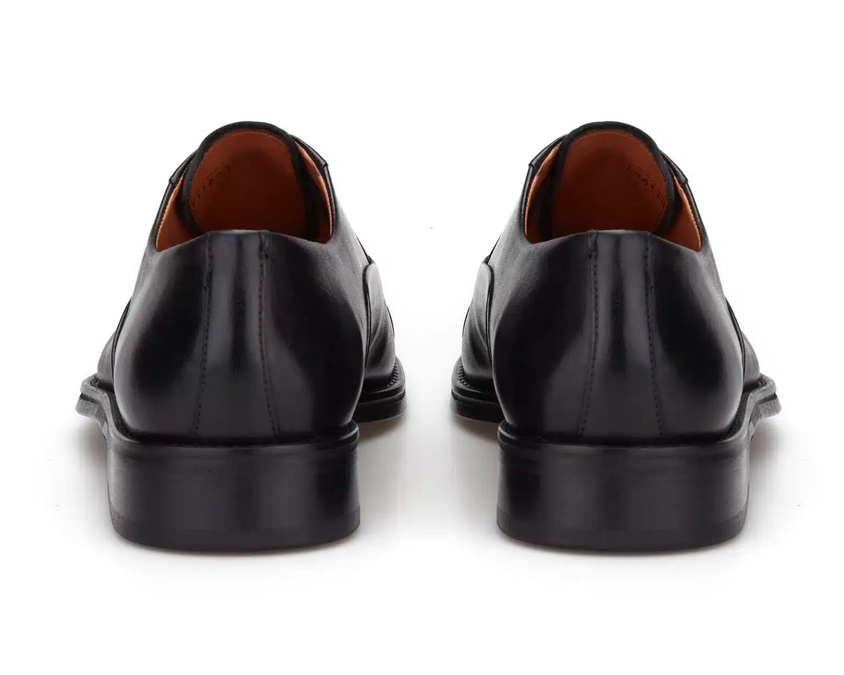 Nahaufnahme der echten Lederlaufsohle der schwarzen Business-Schuhe.