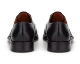 Nahaufnahme der echten Lederlaufsohle der schwarzen Business-Schuhe.