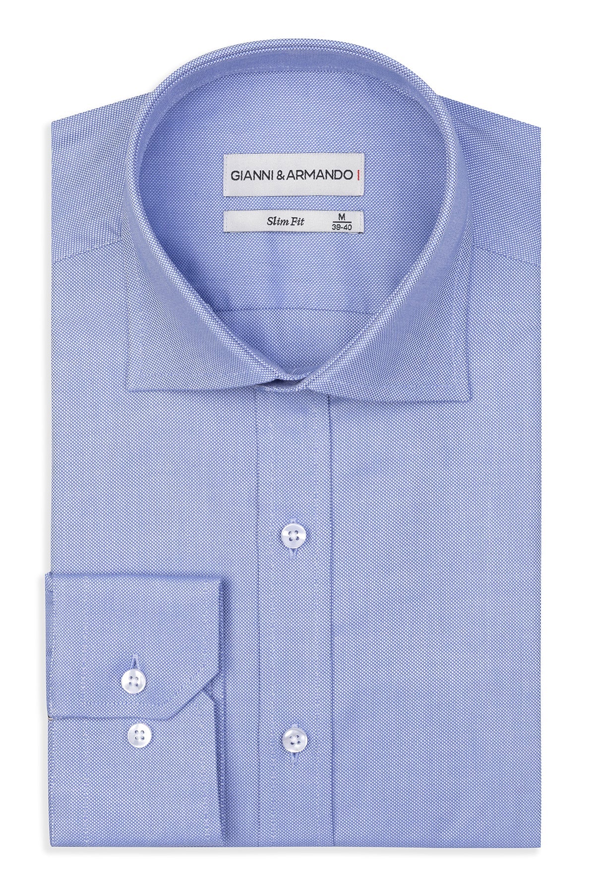 Slim Fit Hellblau Hemd im Vordergrund, Kent Kragen und Knopfverschluss, stilvoll auf weißem Hintergrund
