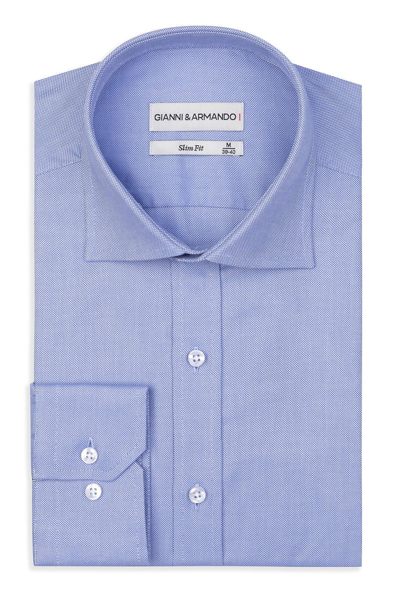 Slim Fit Hellblau Hemd im Vordergrund, Kent Kragen und Knopfverschluss, stilvoll auf weißem Hintergrund