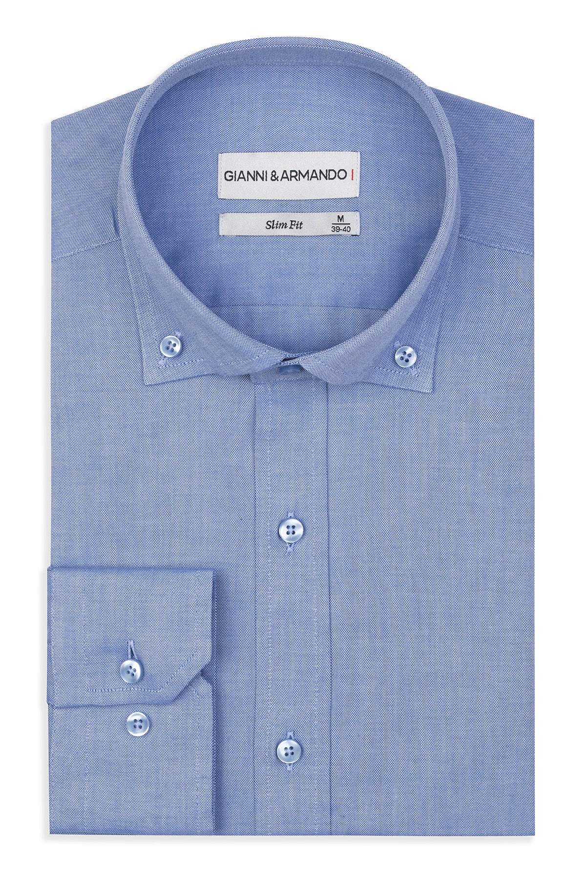 Vorderansicht des Slim Fit Button‑Down Hemdes in Blau, zeigt klassische Knopfleiste und schlanken Schnitt.