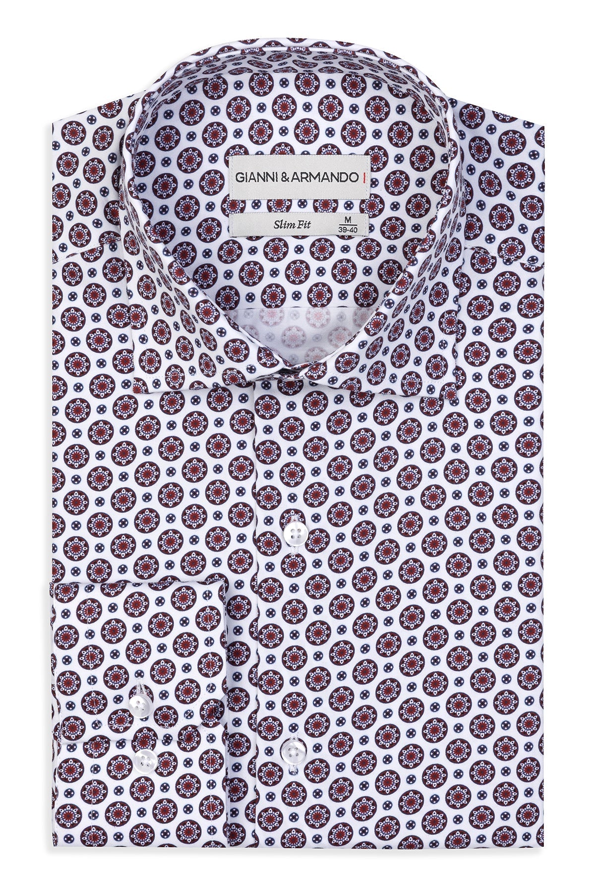 Slim-Fit Hemd mit Muster in Weiß-Bordeaux auf Modell im Vordergrund