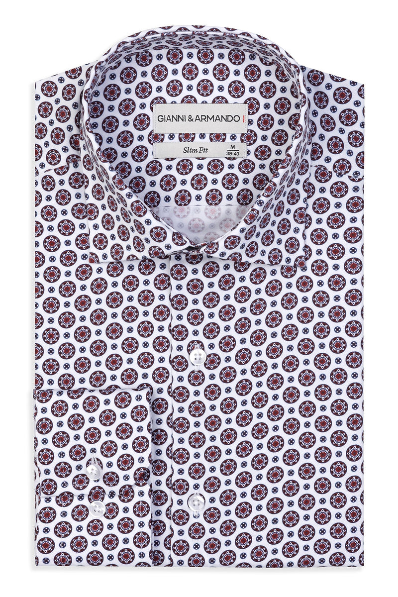 Slim-Fit Hemd mit Muster in Weiß-Bordeaux auf Modell im Vordergrund