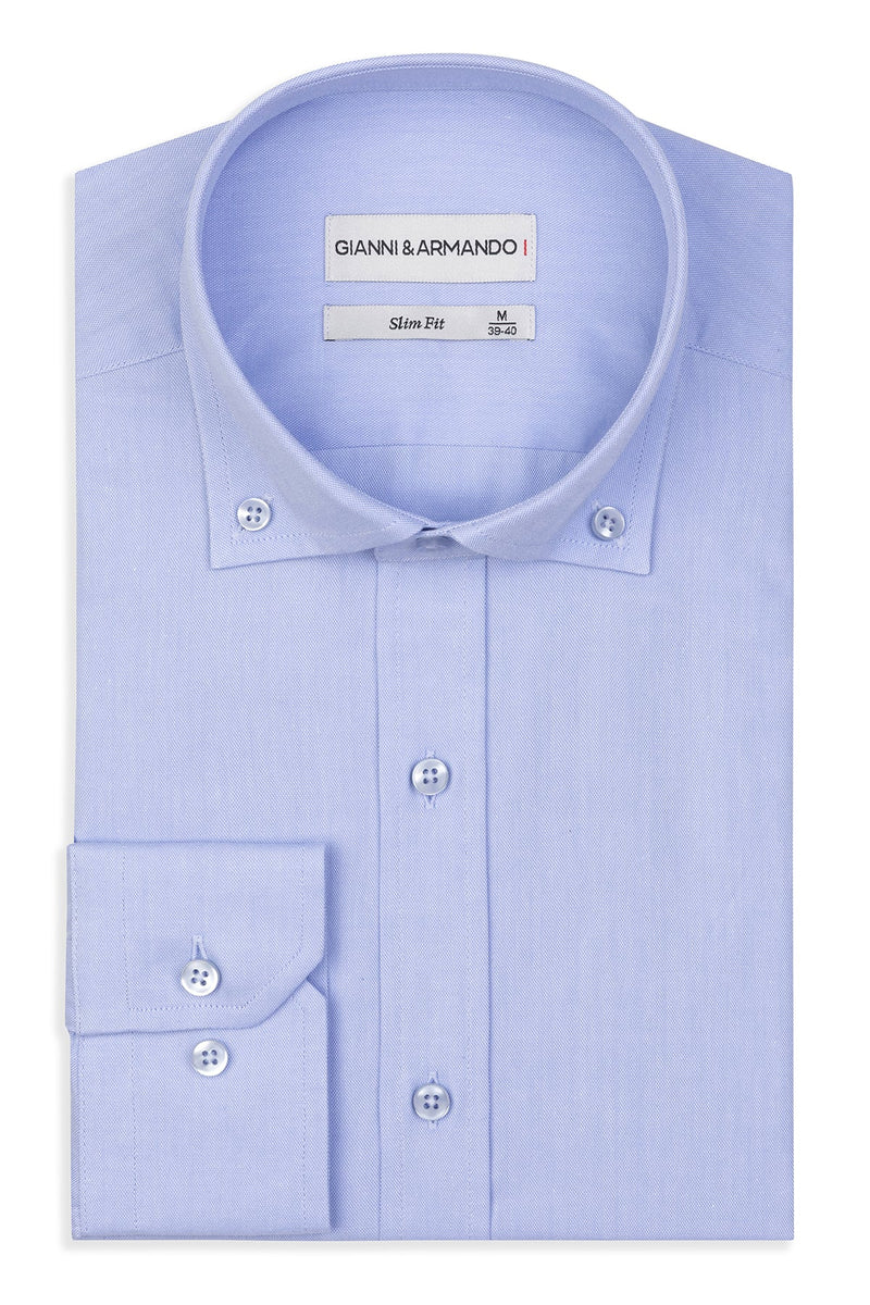 Vorderansicht des Slim Fit Button-down Hemdes in eisblau aus dicht gewebtem Gabardine-Stoff