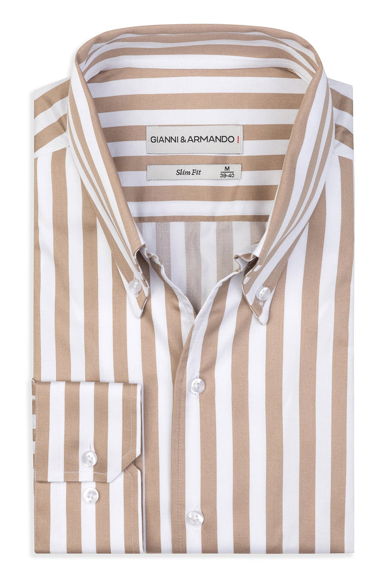 Vorderansicht des Slim‑Fit‑Hemdes mit hohem Button‑Down‑Kragen in Weiß‑Hellbraun