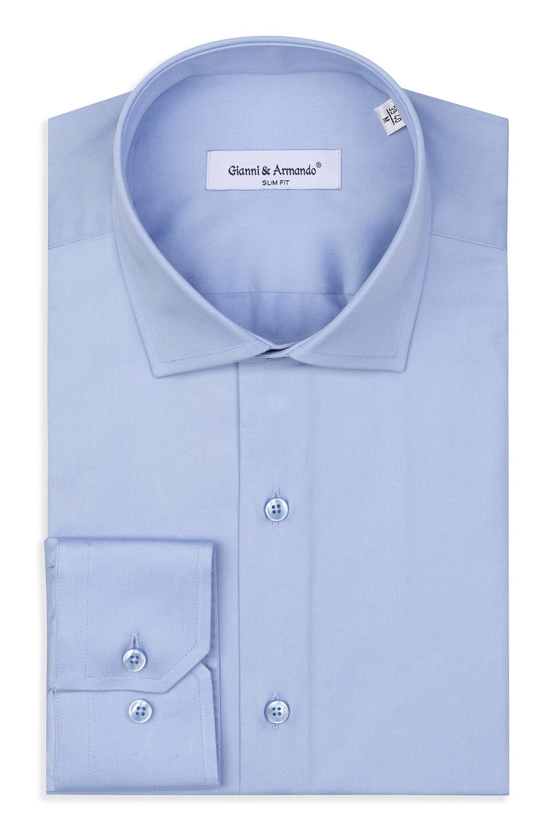 Vorderansicht des Slim Fit Business Hemds in Hellblau, zeigt den Kent-Kragen und die schlanke Passform.