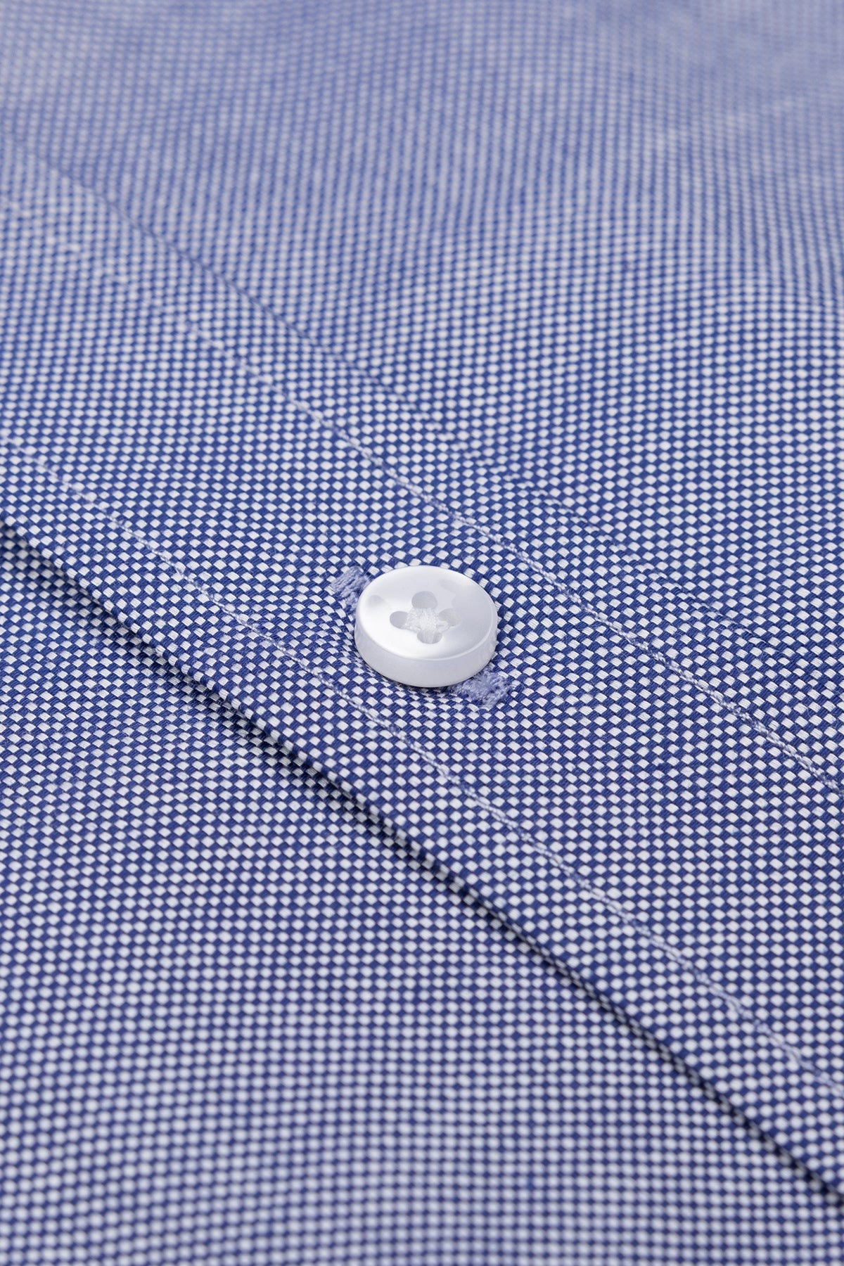 Hemd im Alltag: getragen in einem modernen Büro, zeigt die schlanke Slim Fit Silhouette