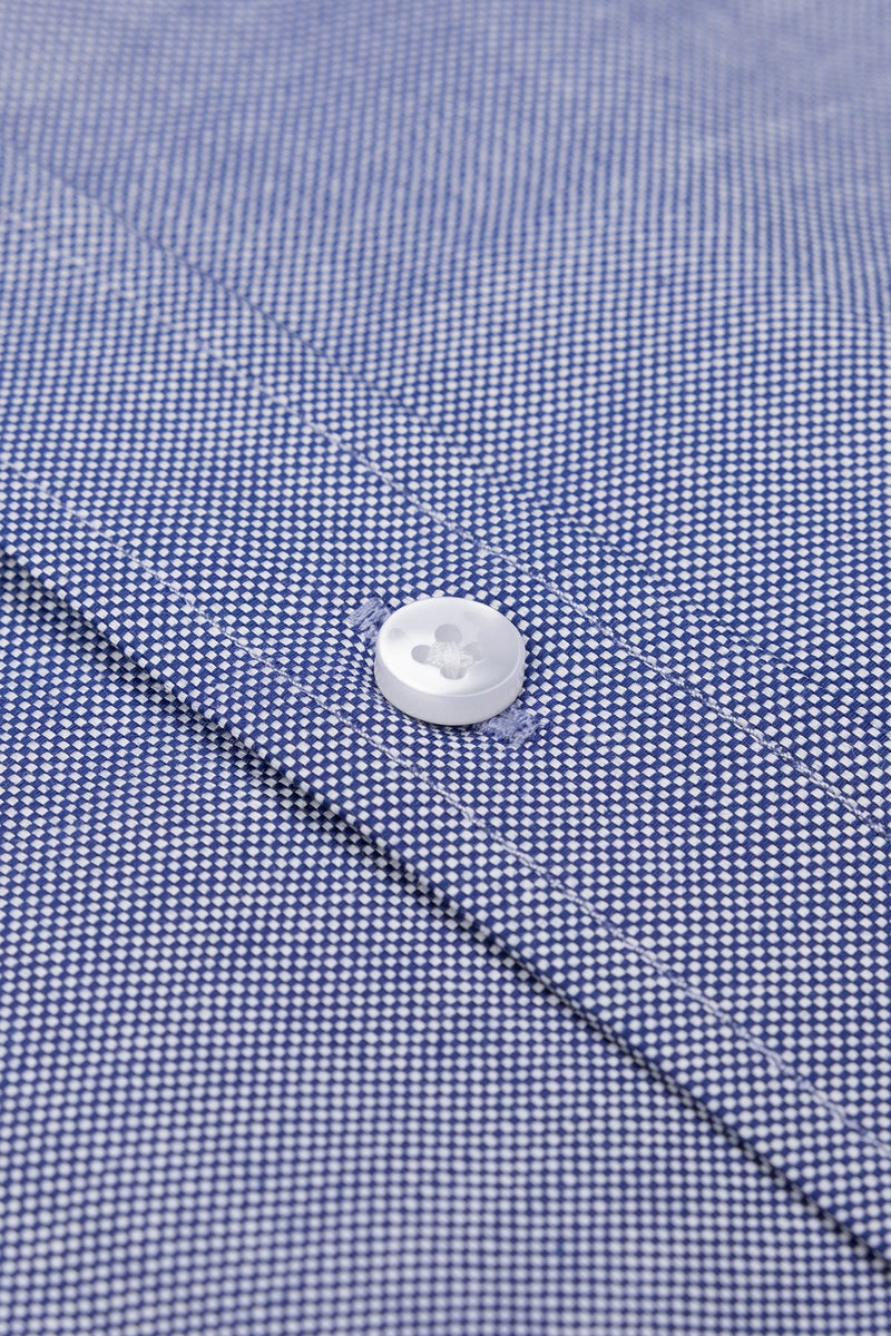 Hemd im Alltag: getragen in einem modernen Büro, zeigt die schlanke Slim Fit Silhouette