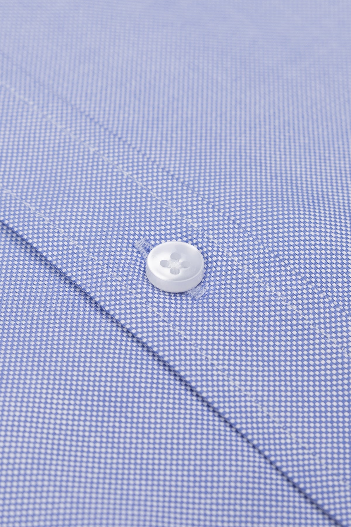 Hemd im Alltag: Herren trägt das Slim Fit Hellblau in einem modernen Büro