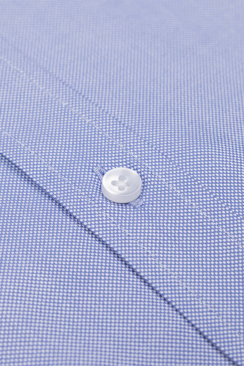 Hemd im Alltag: Herren trägt das Slim Fit Hellblau in einem modernen Büro