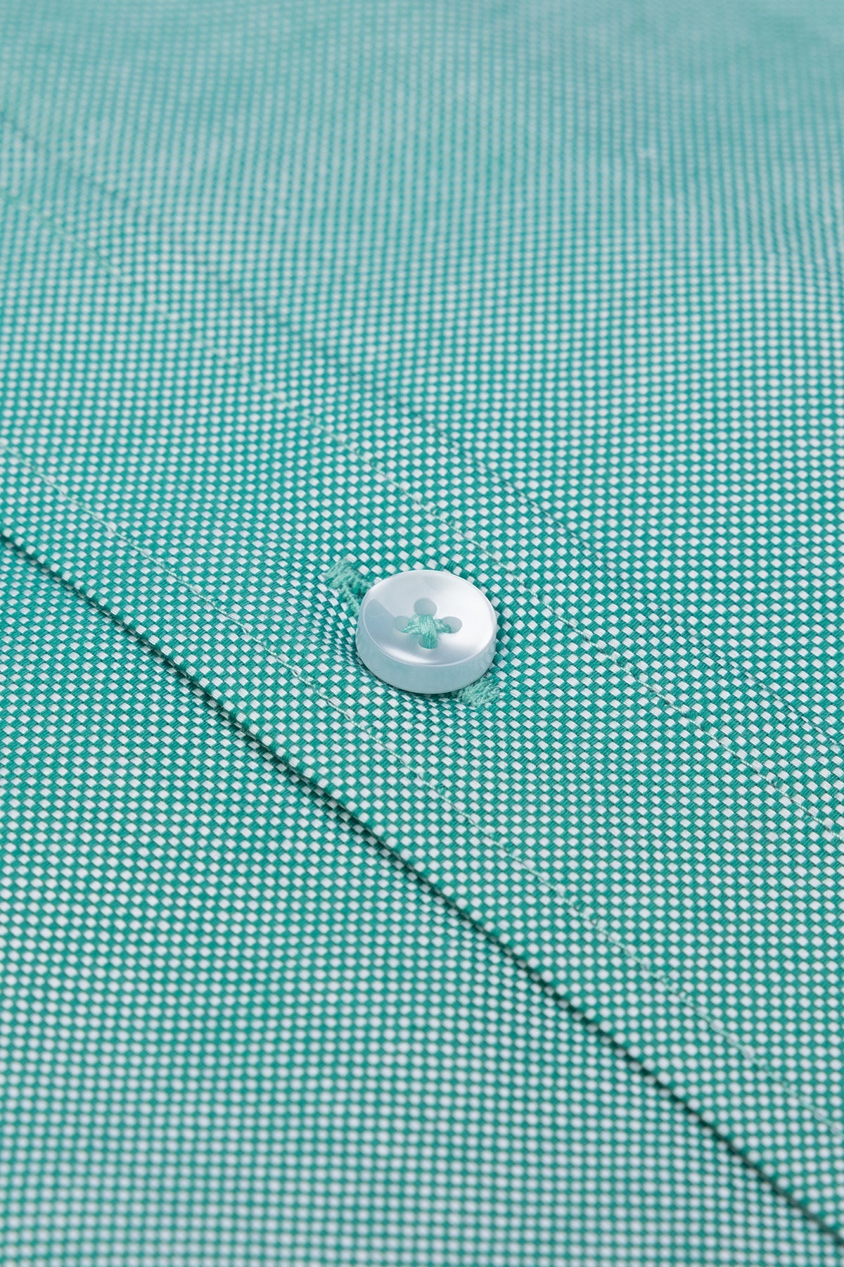 Vollansicht des Slim Fit Hemds mit langem Ärmel, ideal für formelle und geschäftliche Anlässe.