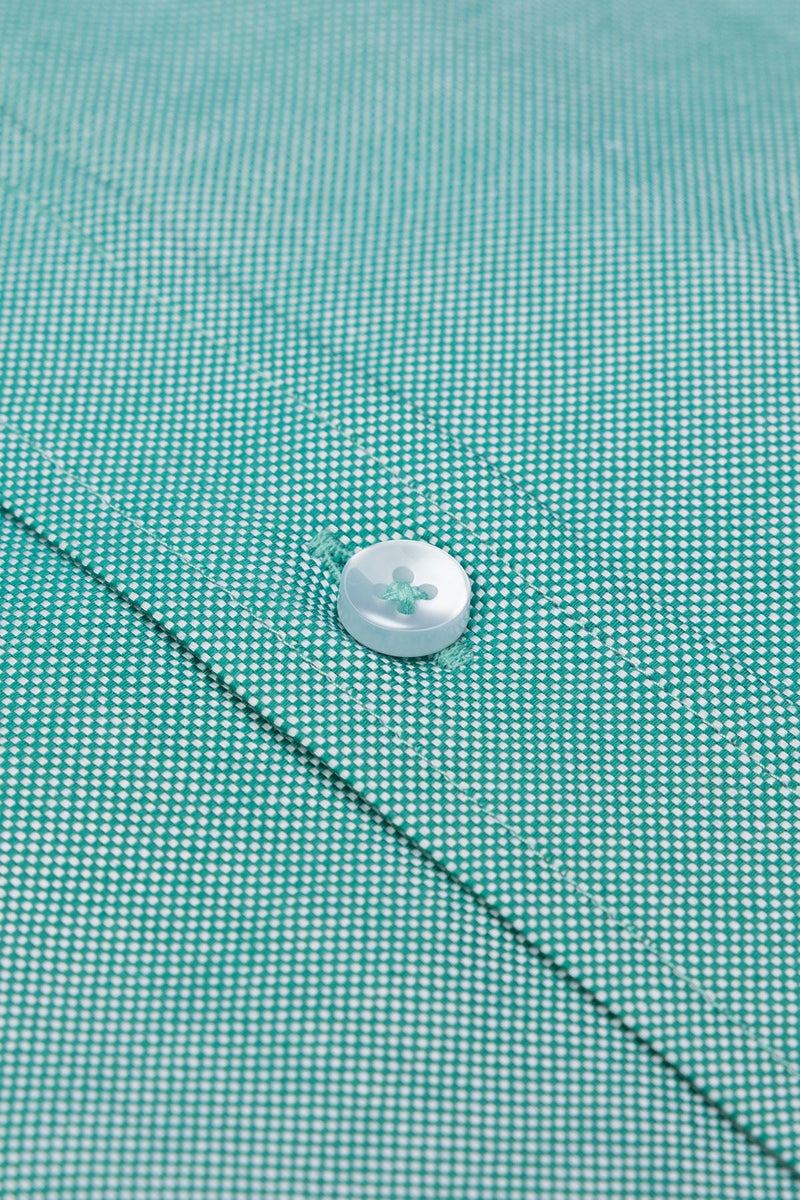 Vollansicht des Slim Fit Hemds mit langem Ärmel, ideal für formelle und geschäftliche Anlässe.