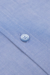 Nahaufnahme des eleganten Knopfes am Button‑Down‑Kragen, betont Detail und Handwerkskunst.