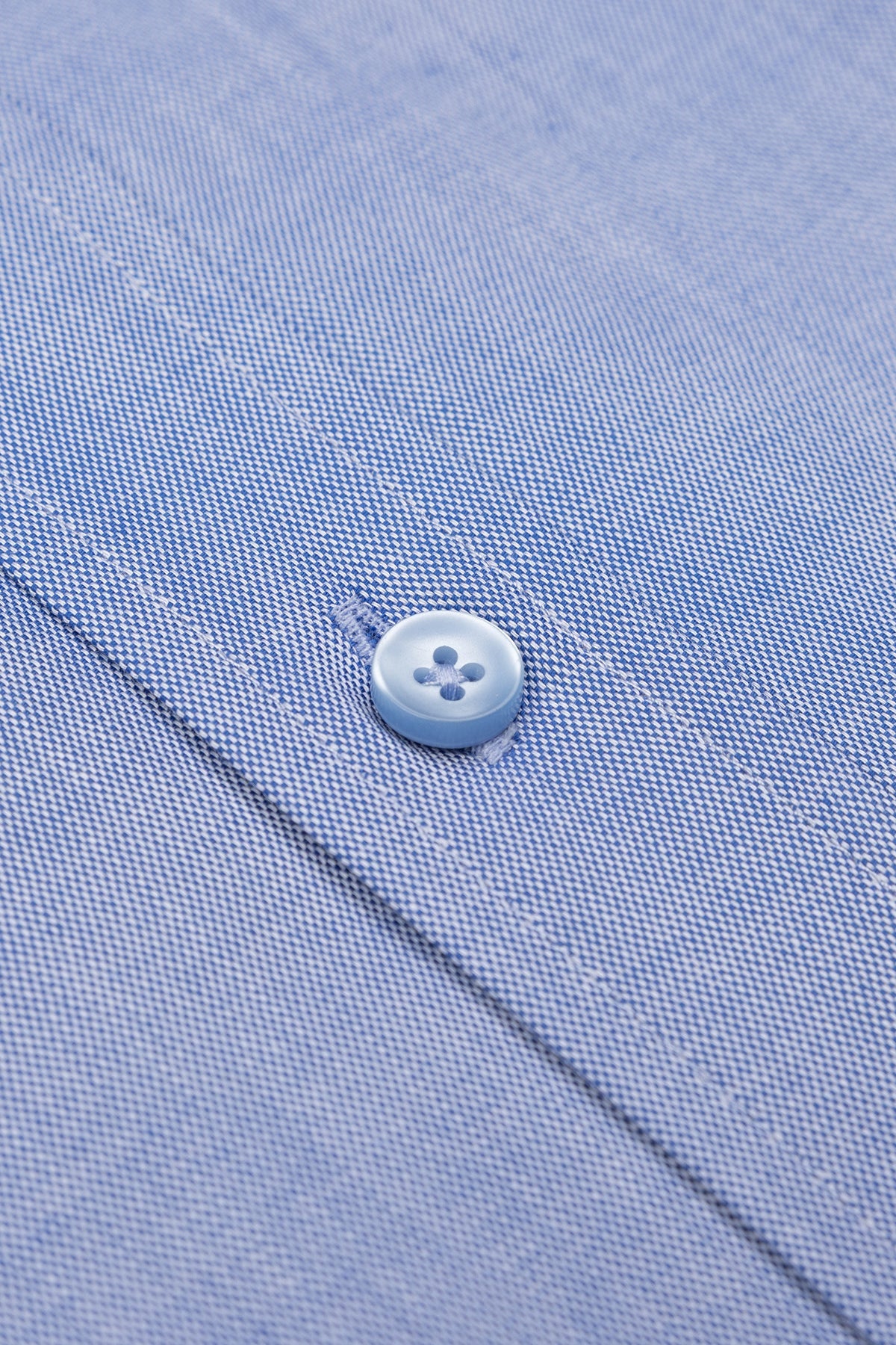 Vorderansicht des Hemdes in hellblau, zeigt die schlanke Passform und den eleganten Button‑Down Kragen