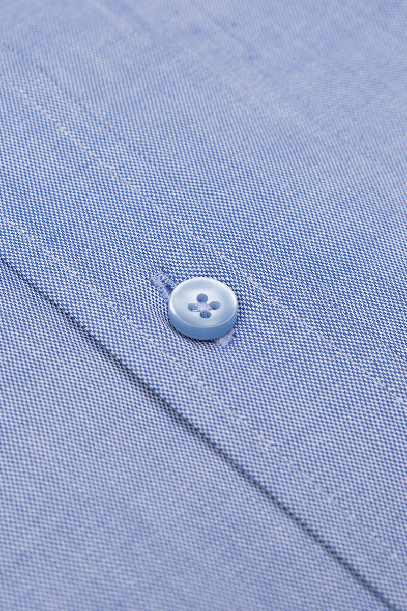 Vorderansicht des Hemdes in hellblau, zeigt die schlanke Passform und den eleganten Button‑Down Kragen