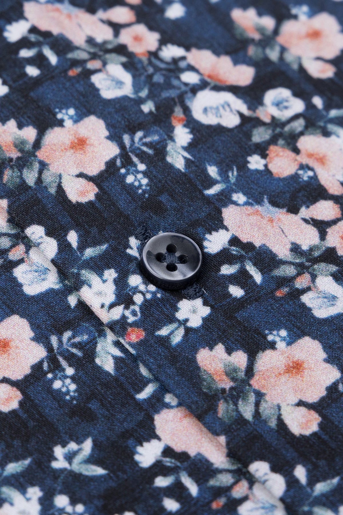 La chemise en lumière du soir, révélant sa silhouette élégante et son discret motif floral.