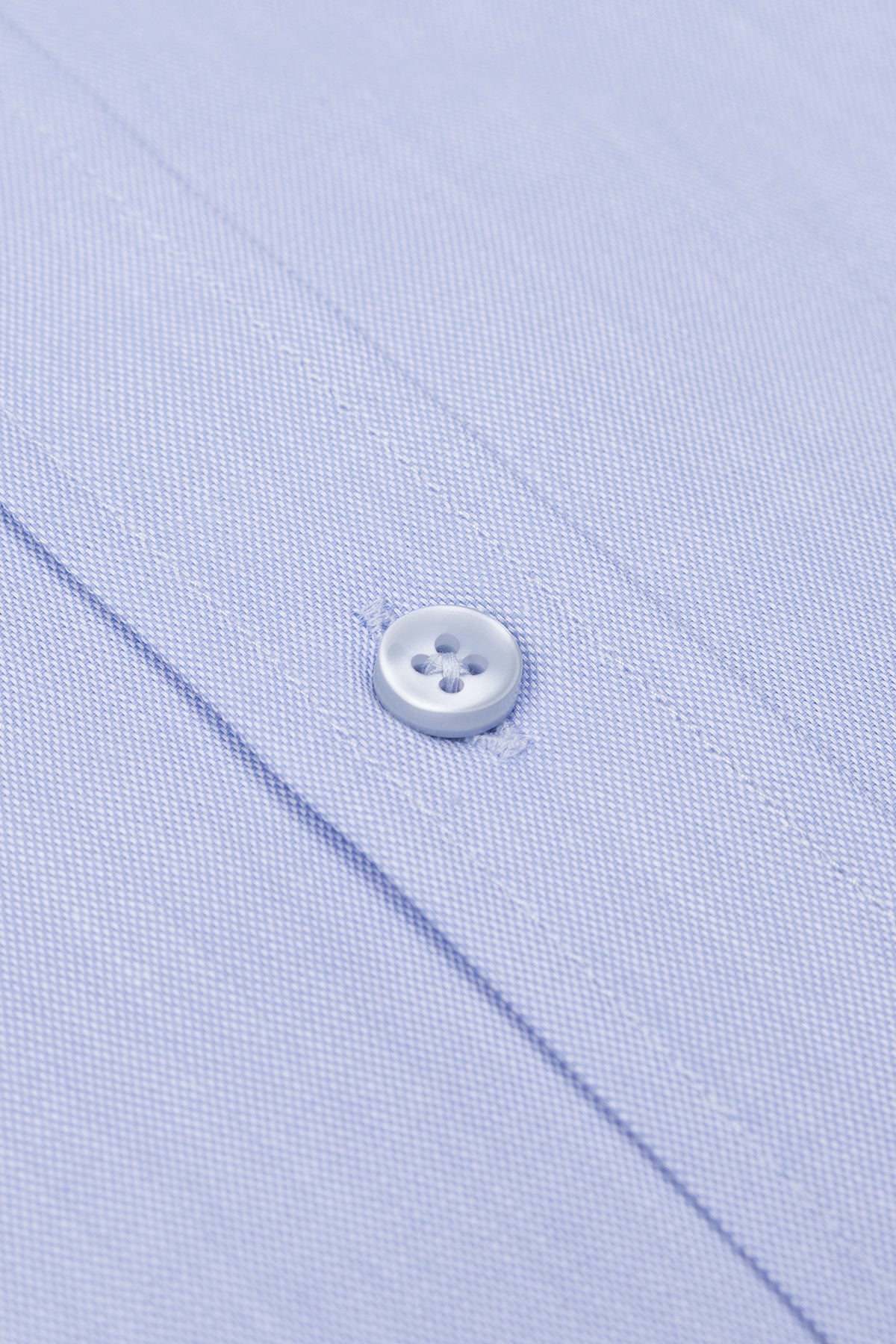Nahaufnahme des feinen Gabardine-Stoffes und der knopflichen Details des Slim Fit Hemdes