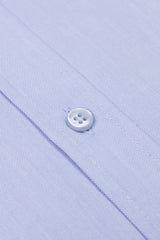 Nahaufnahme des feinen Gabardine-Stoffes und der knopflichen Details des Slim Fit Hemdes