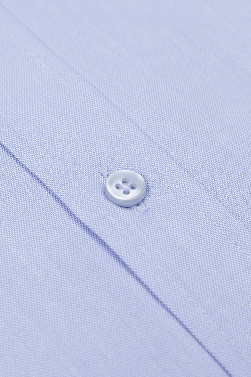 Nahaufnahme des feinen Gabardine-Stoffes und der knopflichen Details des Slim Fit Hemdes