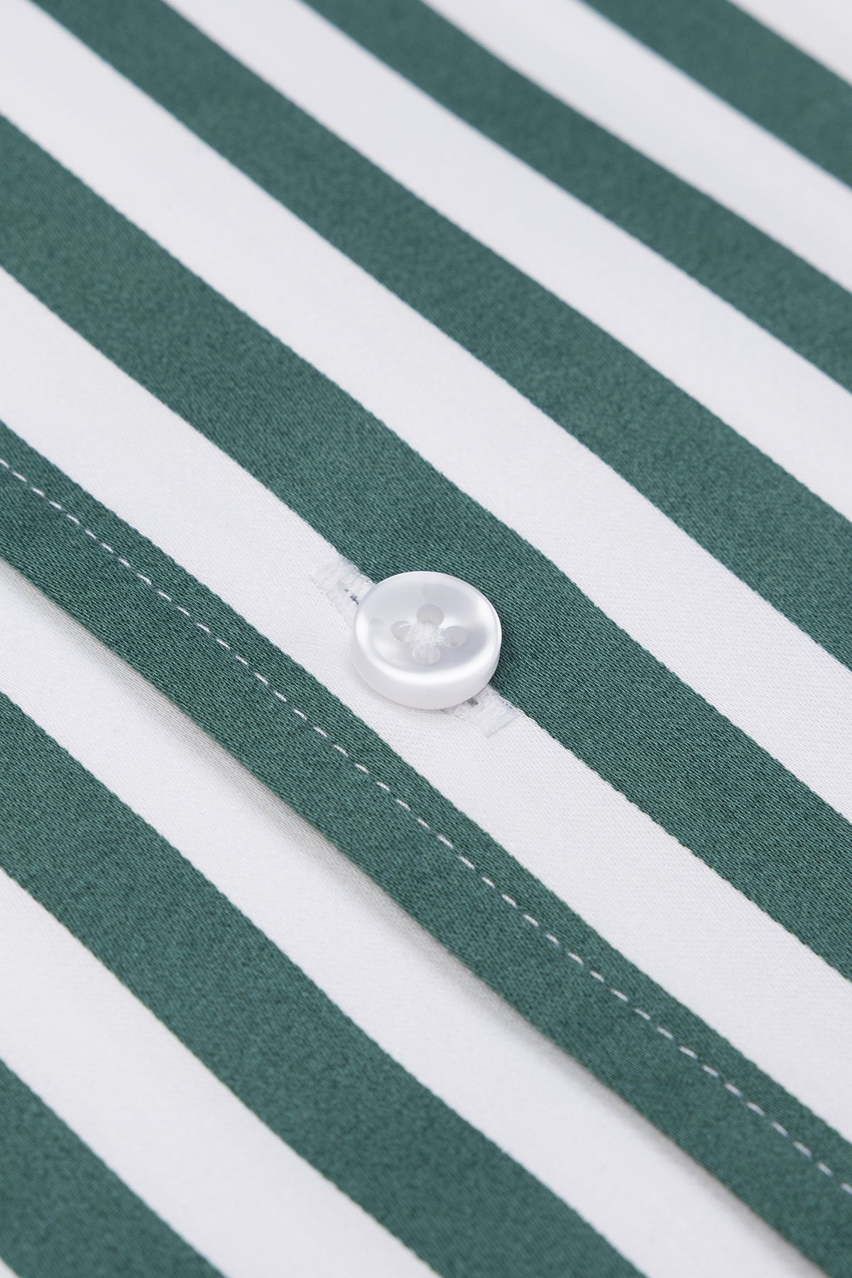 Vollansicht des Slim‑Fit‑Hemdes, Fokus auf das Streifenmuster und die Farbe