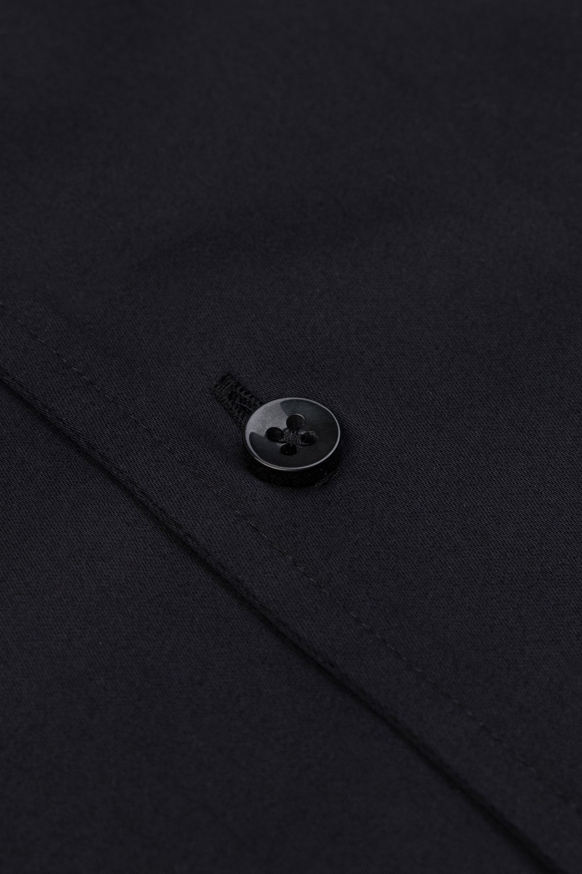 Vollansicht des Slim‑Fit‑Hemds, schwarze satinierte Baumwolle, Button‑Down.