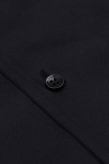 Vollansicht des Slim‑Fit‑Hemds, schwarze satinierte Baumwolle, Button‑Down.