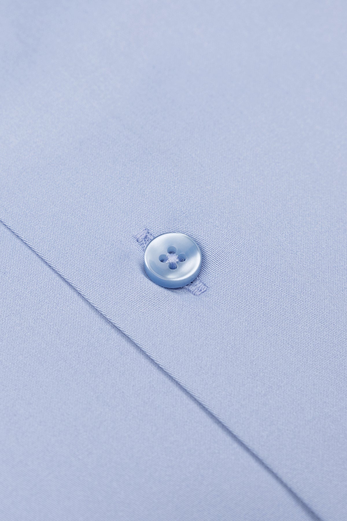 Hemd in hellblau auf einem weißen Hintergrund, betont die schlanke Passform und den feinen Stoff.