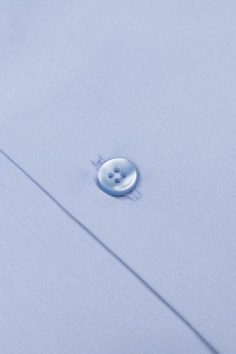 Hemd in hellblau auf einem weißen Hintergrund, betont die schlanke Passform und den feinen Stoff.