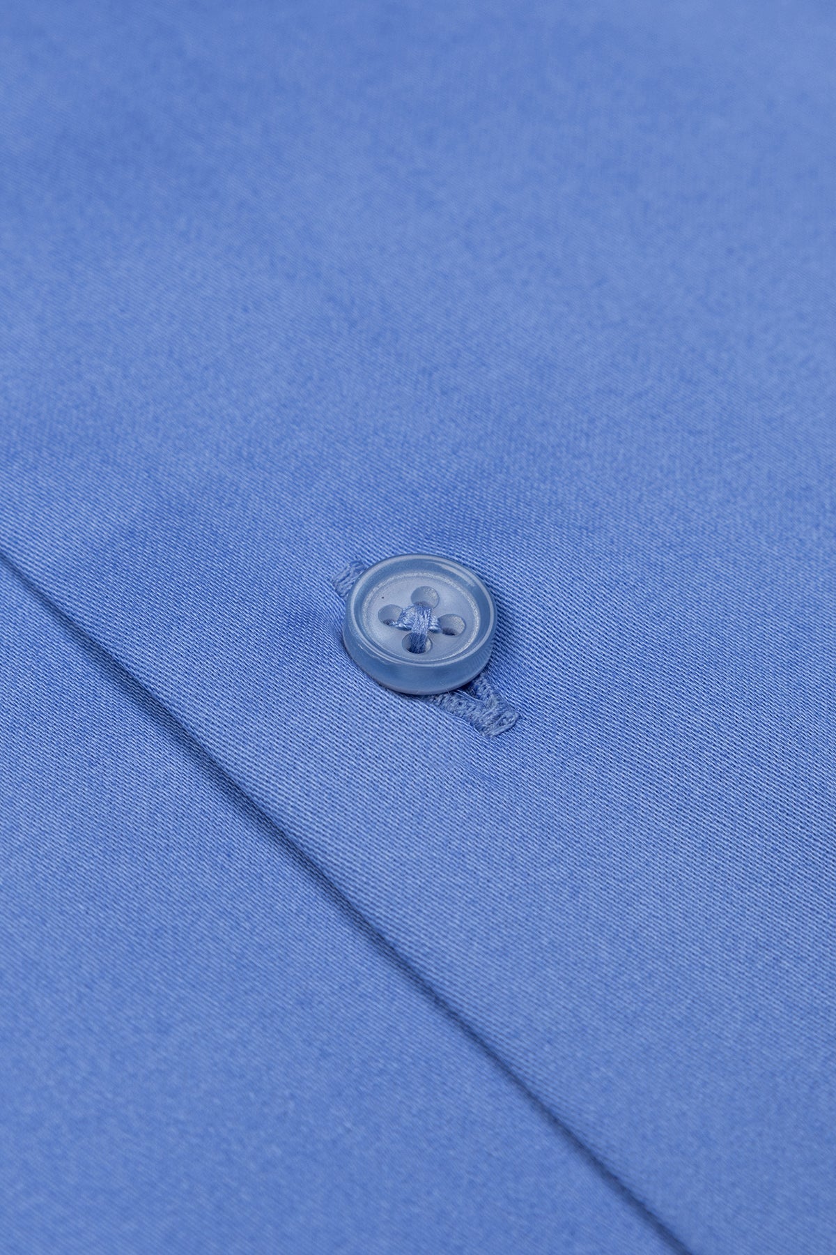 Hemd in Blau getragen, zeigt elegante Passform und knopfgefertigten Kent-Kragen