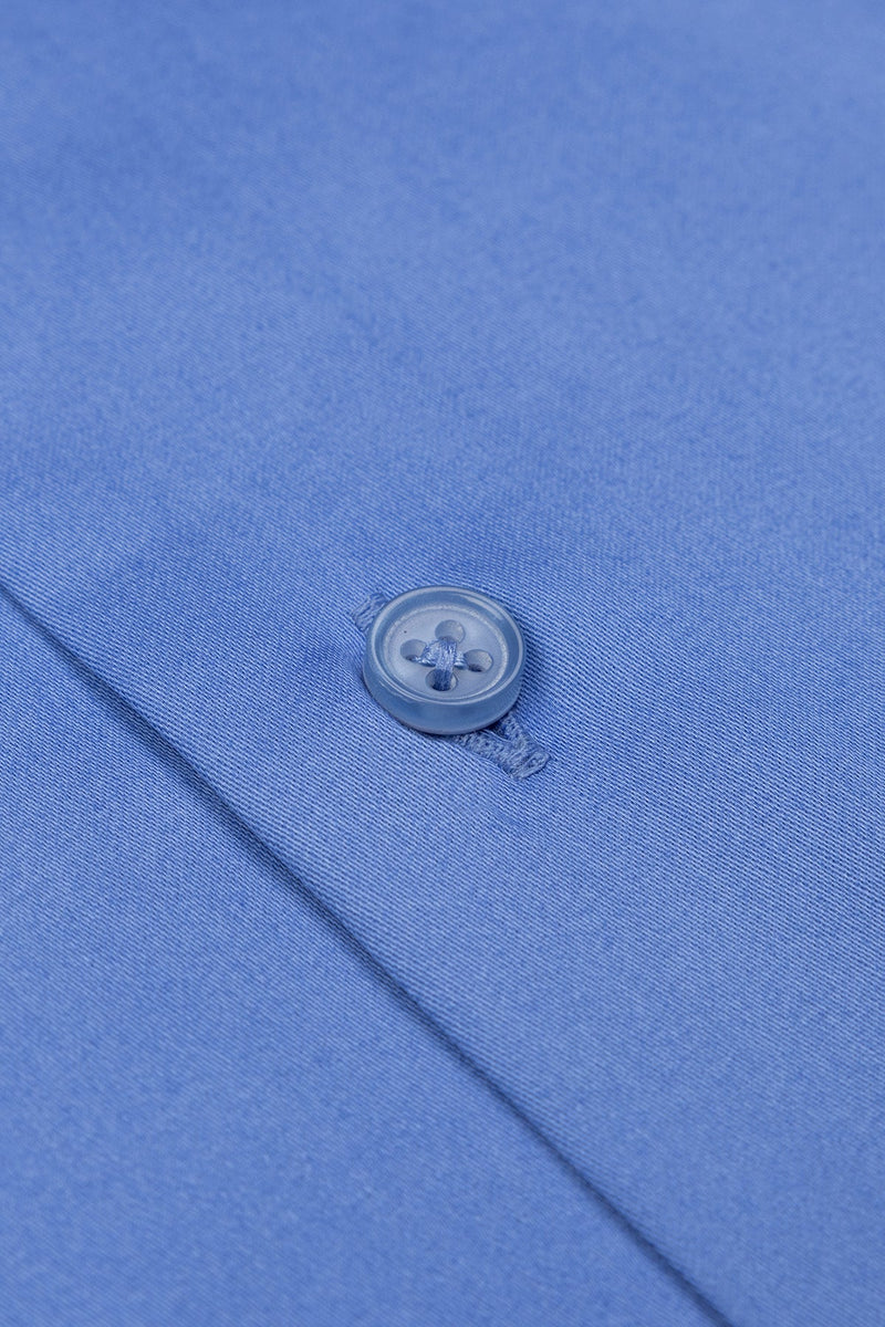 Hemd in Blau getragen, zeigt elegante Passform und knopfgefertigten Kent-Kragen