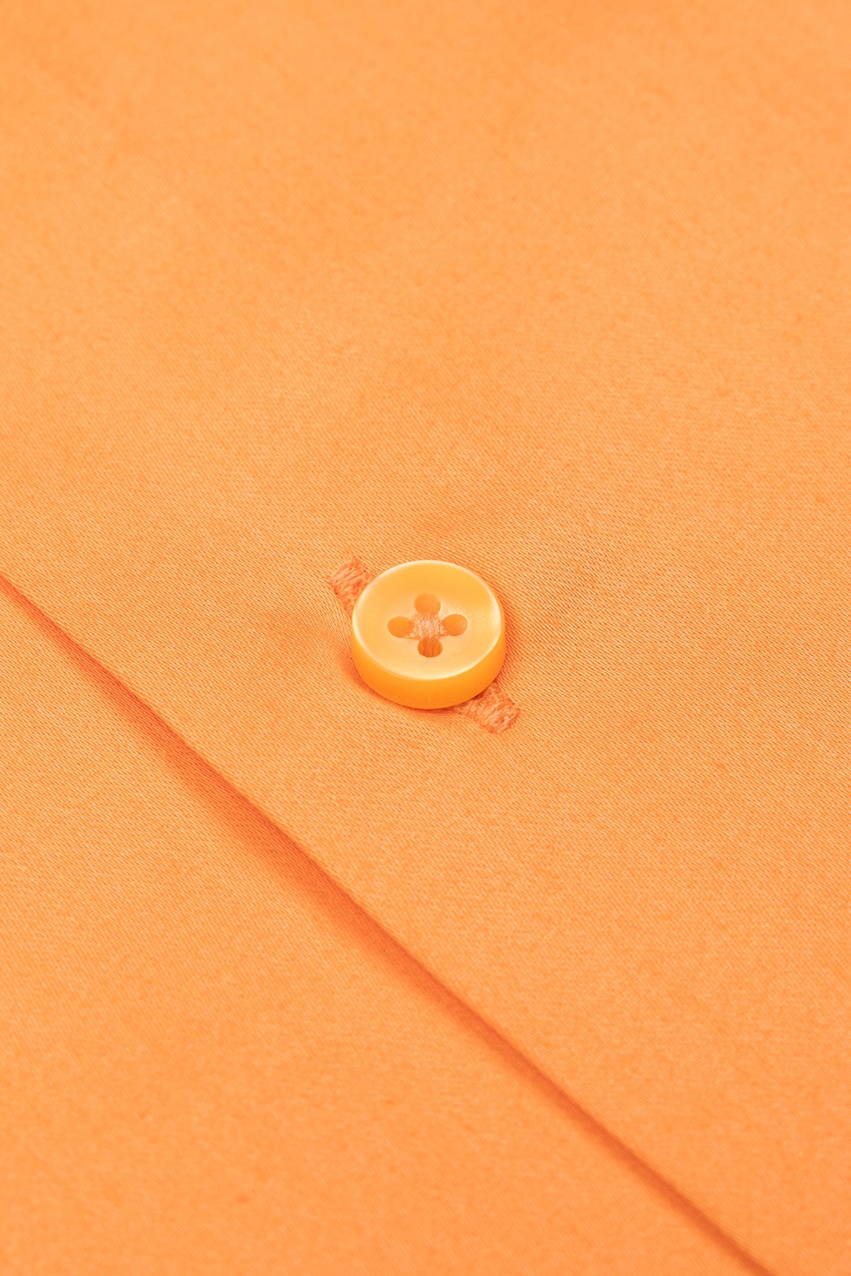 Détail de la manche longue de la chemise orange slim fit, montrant la finition soignée.