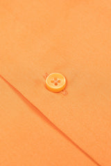 Detail der langen Ärmel des Slim Fit Orange Hemdes, zeigt die saubere Verarbeitung.