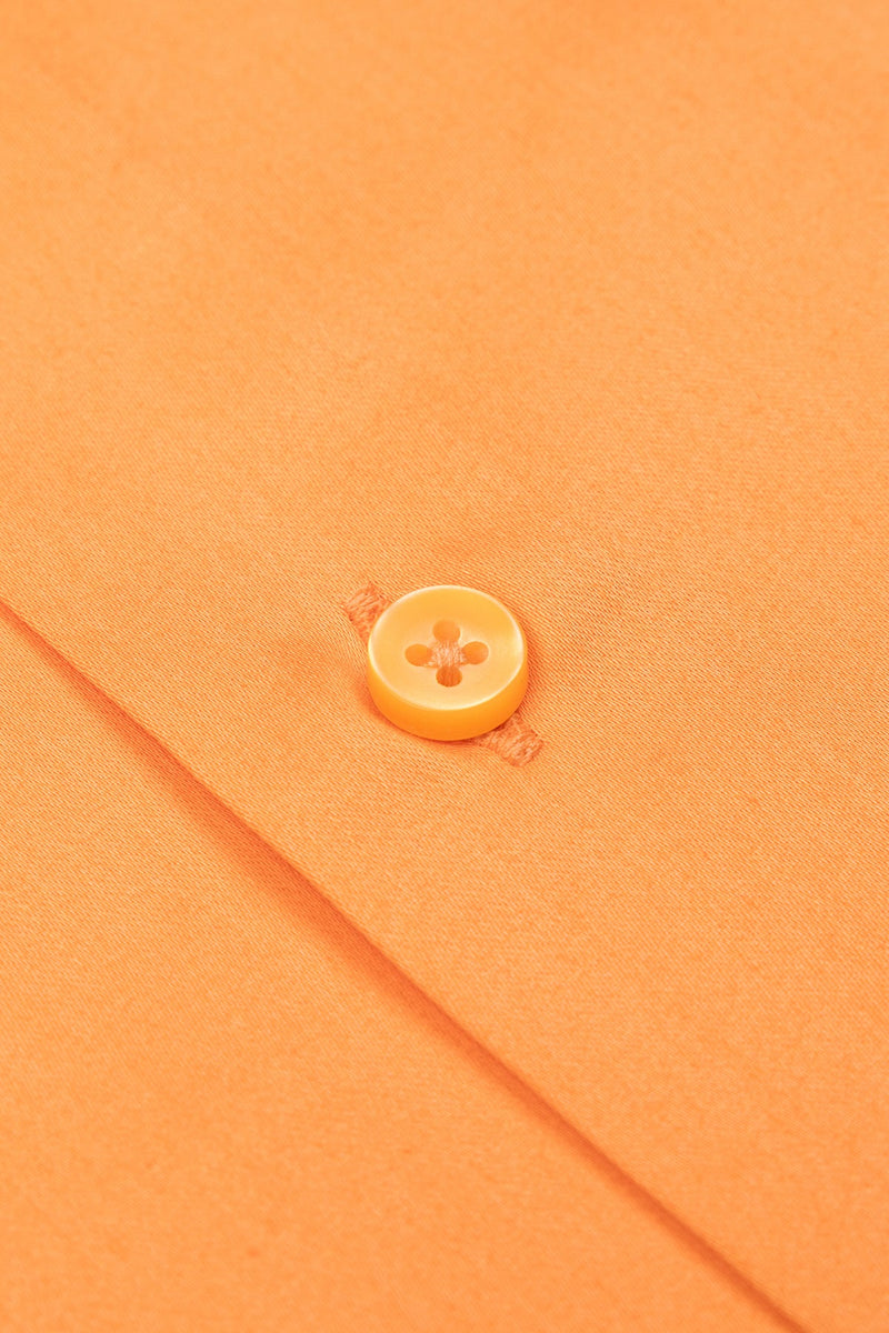 Detail der langen Ärmel des Slim Fit Orange Hemdes, zeigt die saubere Verarbeitung.