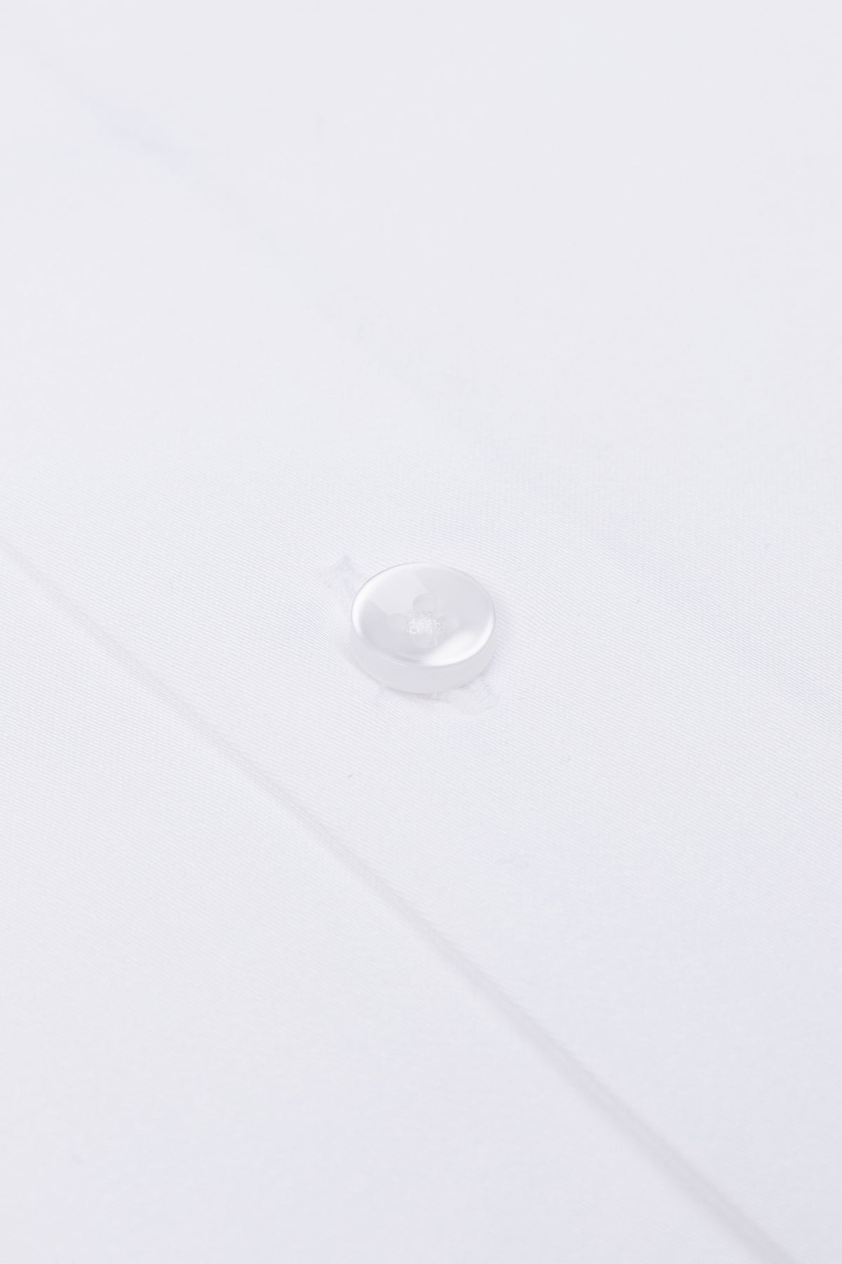 Nahaufnahme der Button-Down-Details – feine Verarbeitung auf dem Slim Fit Hemd.