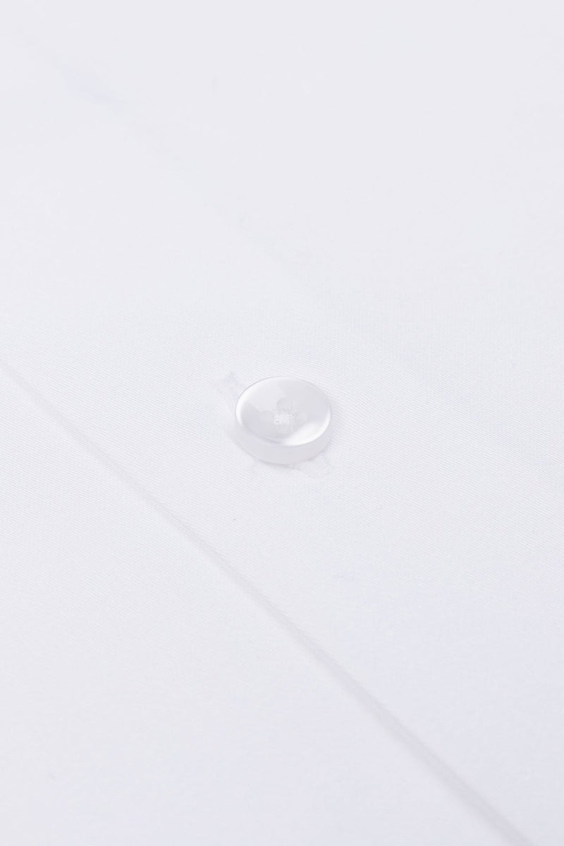 Nahaufnahme der Button-Down-Details – feine Verarbeitung auf dem Slim Fit Hemd.