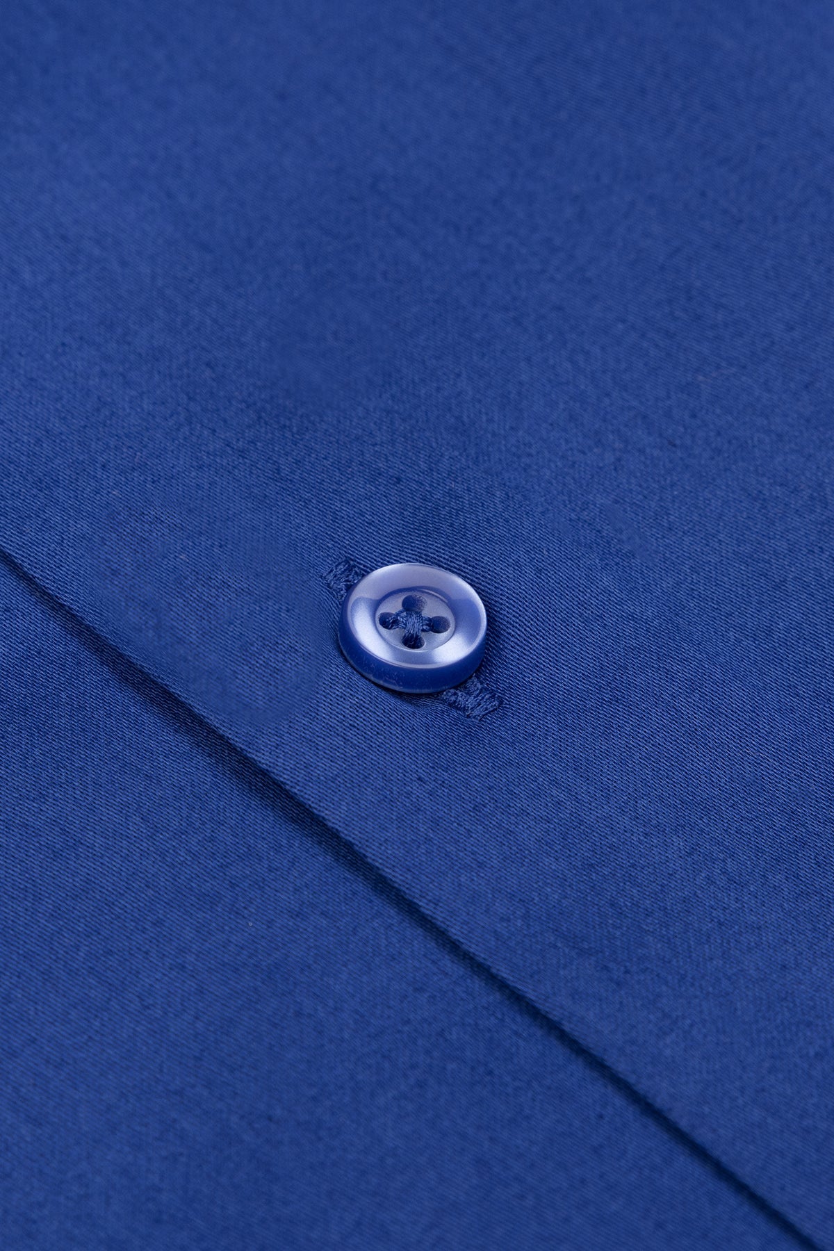 Modèle portant la Slim Fit Hemd en Indigo Blue, illustrant un look business soigné