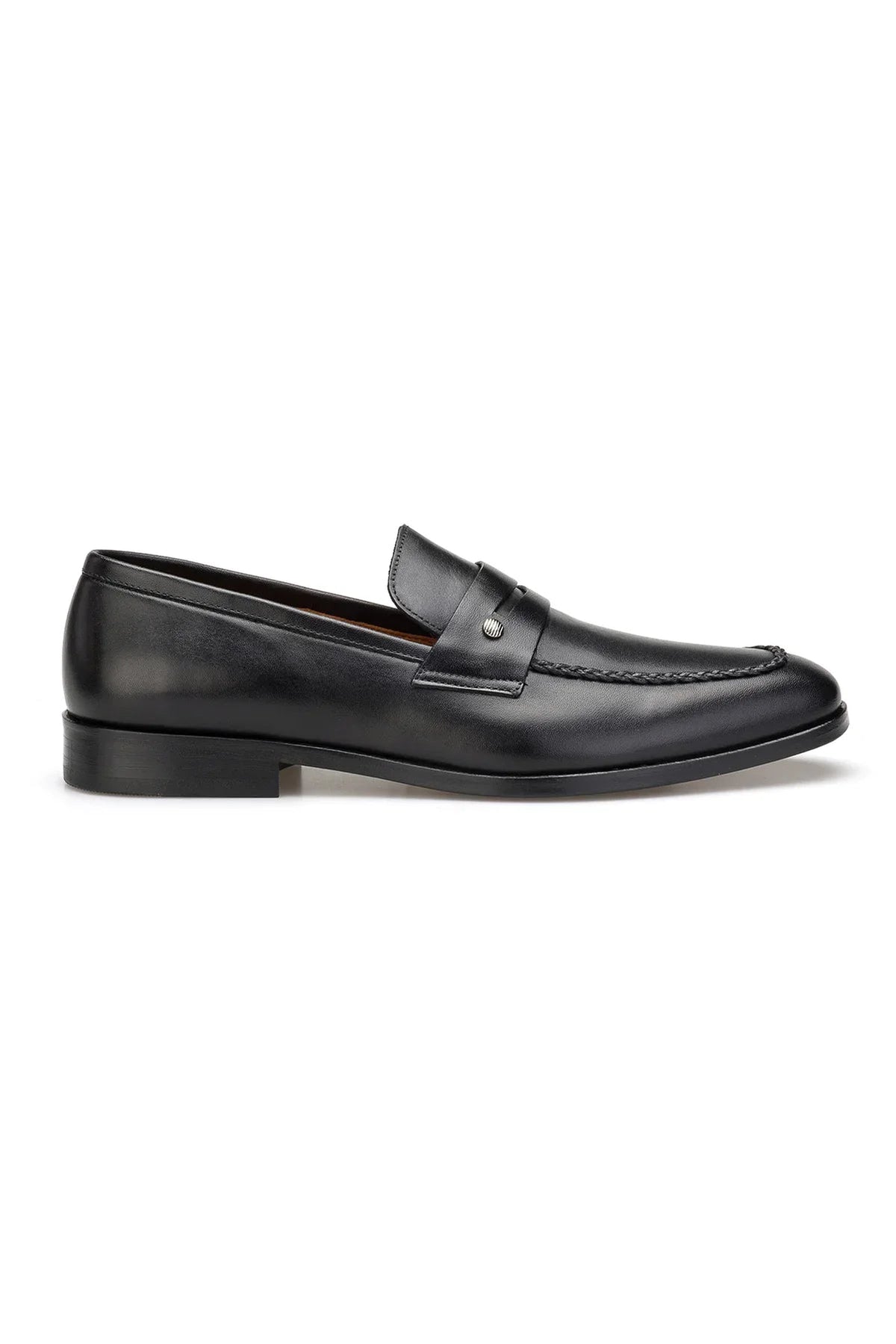 Nahaufnahme des Innenmaterials aus Echtleder, weiche Textur des schwarzen Business-Schuhe.