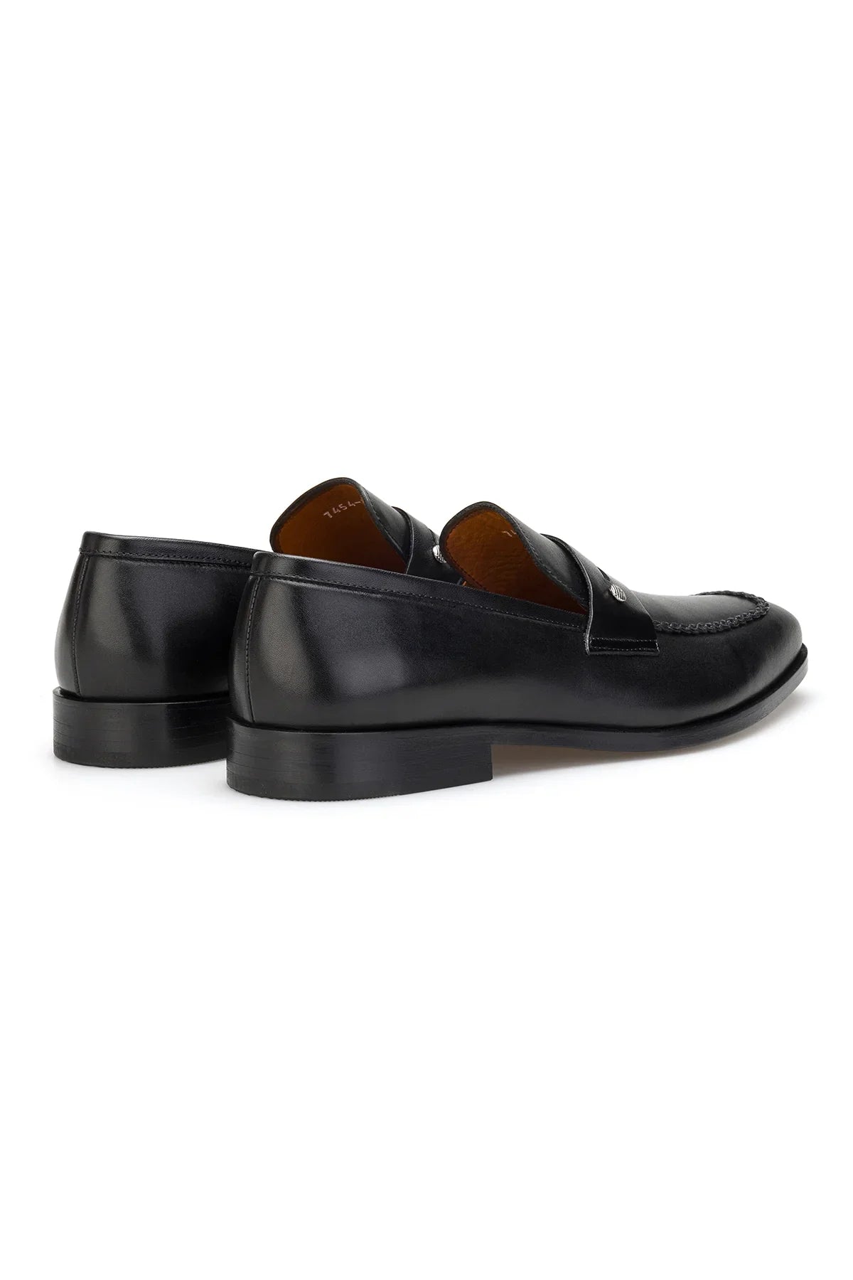 Vorderansicht eines schwarzen Business-Schuhe, klare Linienführung, matte Lederoberfläche.