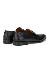 Vorderansicht eines schwarzen Business-Schuhe, klare Linienführung, matte Lederoberfläche.