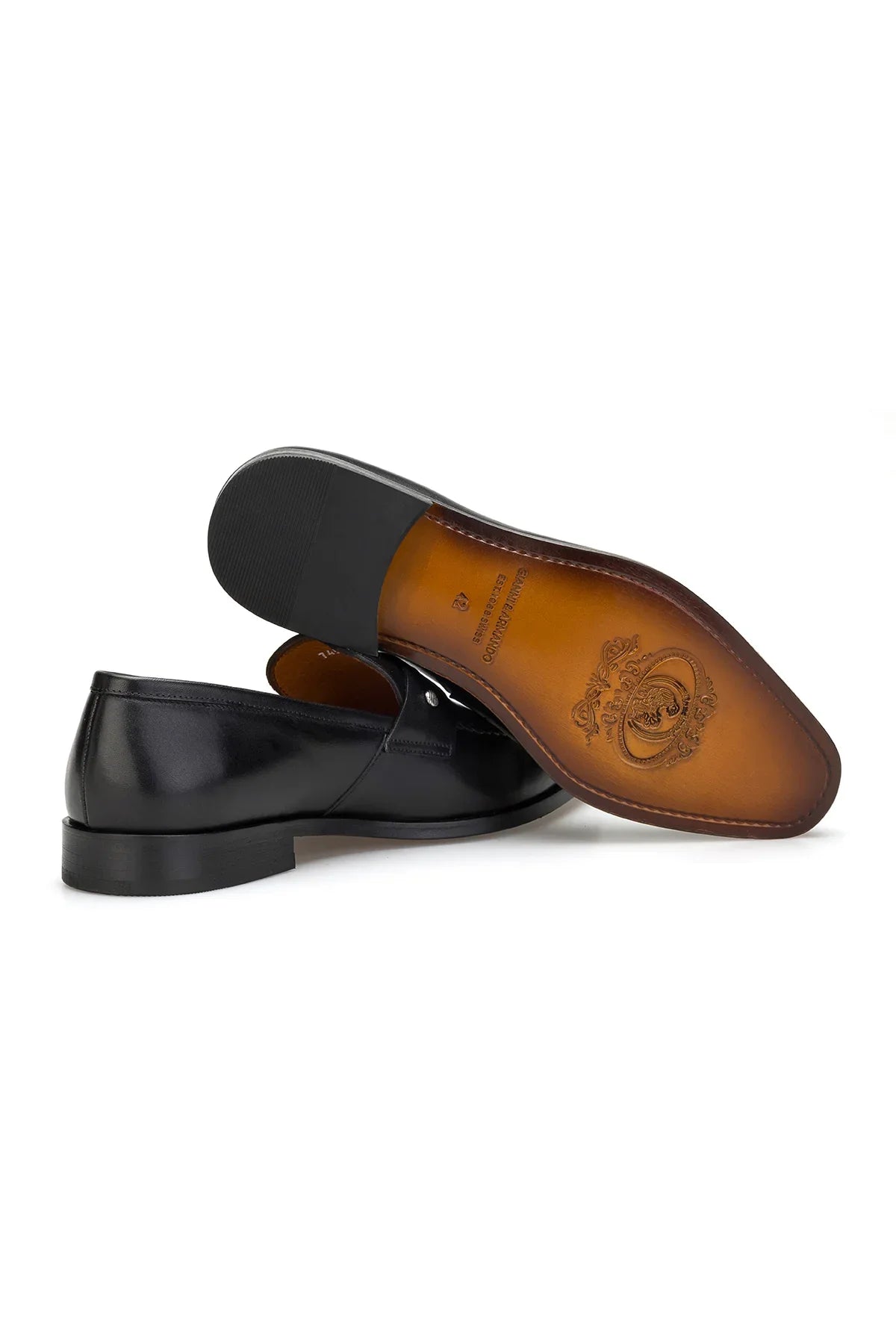 Seitliche Ansicht eines schwarzen Business-Schuhe, schmale Spitzspitze, feine Lederdecksohle.