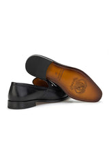 Seitliche Ansicht eines schwarzen Business-Schuhe, schmale Spitzspitze, feine Lederdecksohle.
