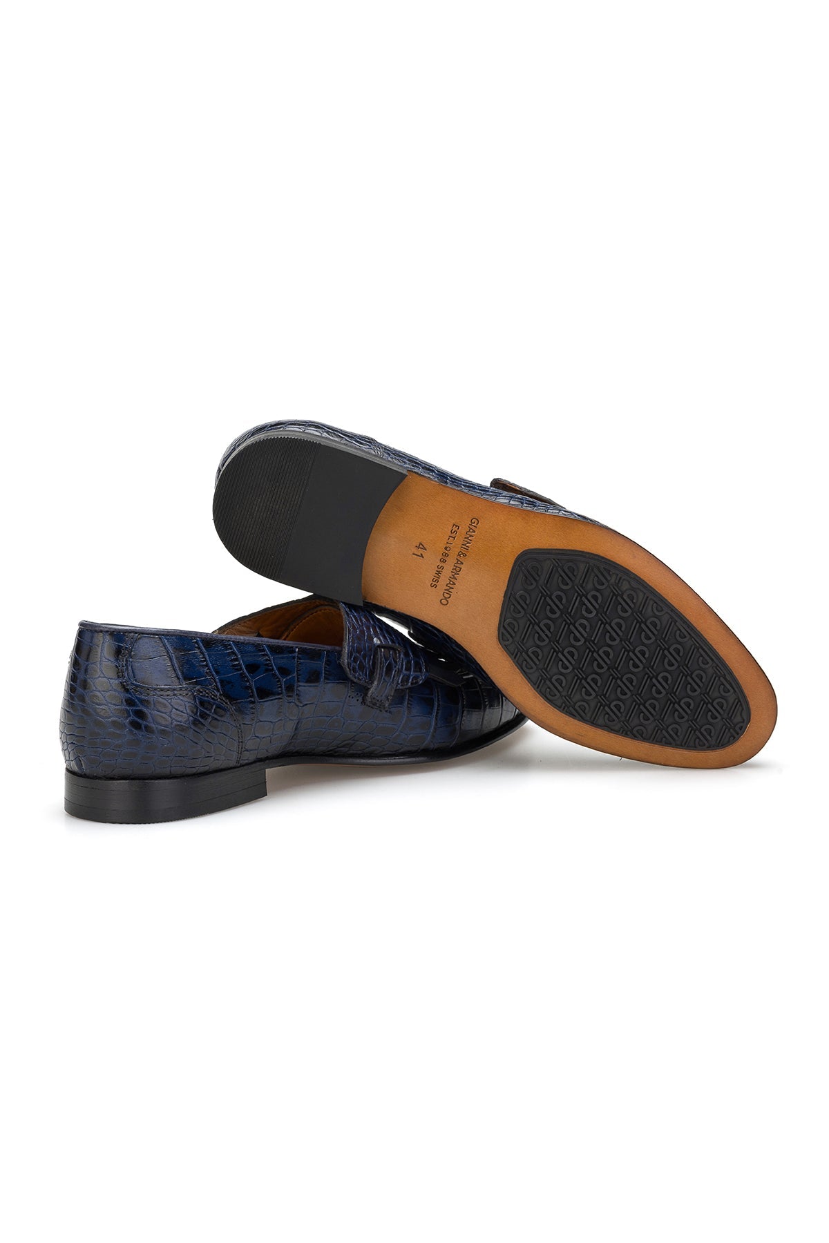 Modèle portant le mocassin bleu marine dans un cadre professionnel