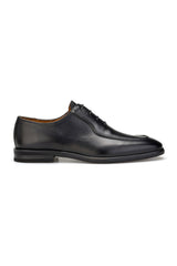 Close-up of the soft leather upper on Gianni & Armando black business shoes