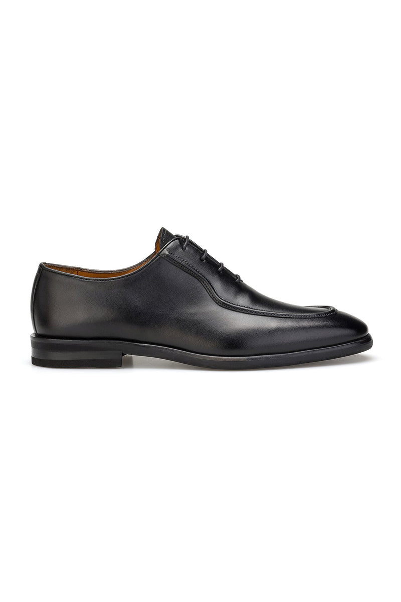 Close-up of the soft leather upper on Gianni & Armando black business shoes