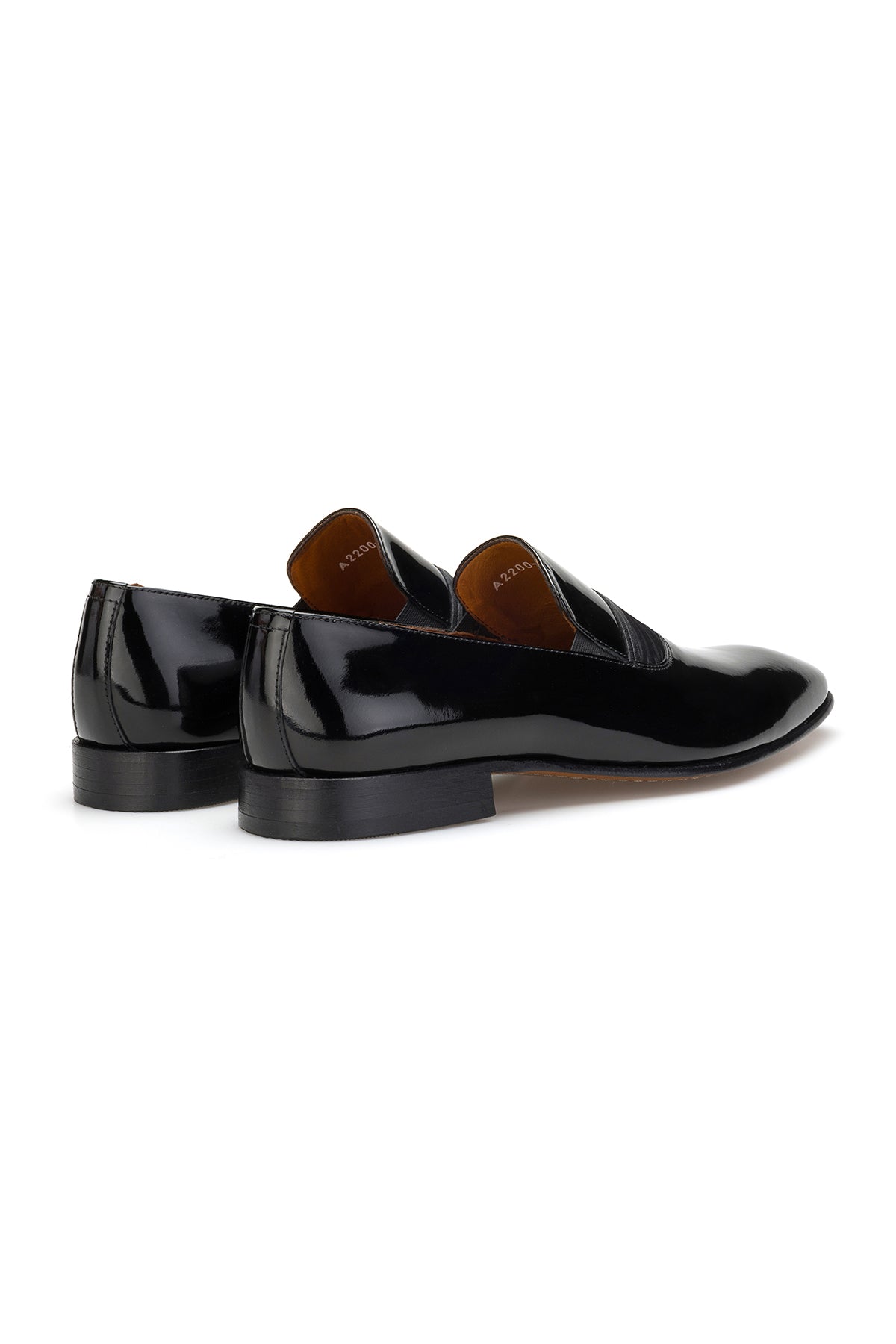 Vue arrière du chaussure de smoking en cuir verni noir