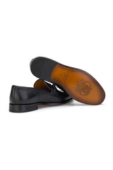 Vollbild des Loafers auf neutralem Hintergrund – klassische schwarze Farbe